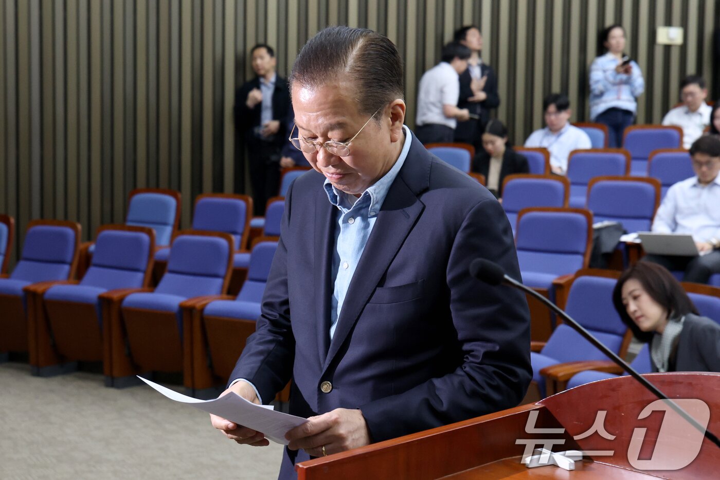 본문 이미지 - 권영세 국민의힘 비상대책위원장이 6일 오후 서울 여의도 국회에서 열린 의원총회에서 발언대로 향하고 있다. 2025.5.6/뉴스1 ⓒ News1 이광호 기자
