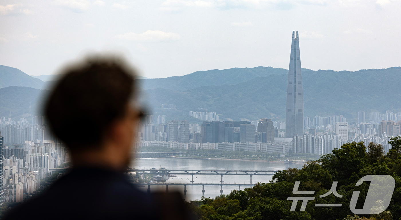 (서울=뉴스1) 이승배 기자 = 회복세를 보이던 서울 아파트 거래가 토지거래허가구역 확대·재지정 이후 다시 위축됐다. 여기에 조기 대선이라는 정치적 변수까지 겹치면서 시장의 관망세 …