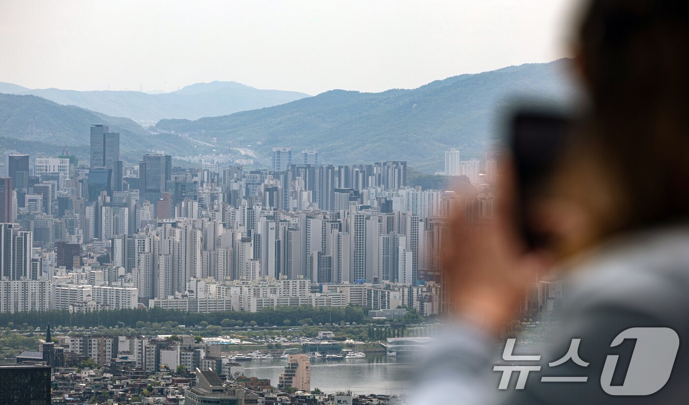 본문 이미지 - 서울 시내의 아파트 단지. 2025.5.6/뉴스1 ⓒ News1 이승배 기자