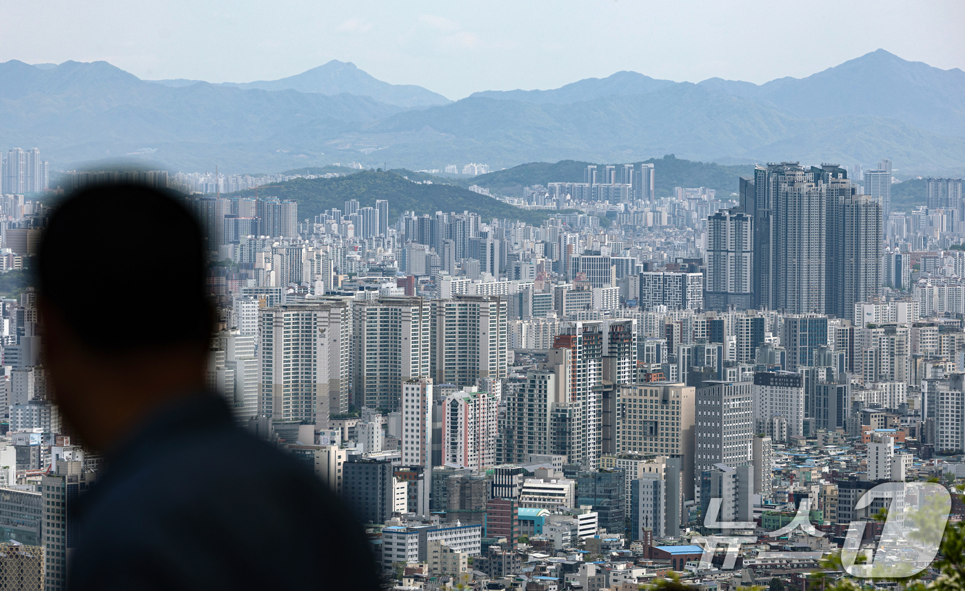 (서울=뉴스1) 이승배 기자 = 회복세를 보이던 서울 아파트 거래가 토지거래허가구역 확대·재지정 이후 다시 위축됐다. 여기에 조기 대선이라는 정치적 변수까지 겹치면서 시장의 관망세 …