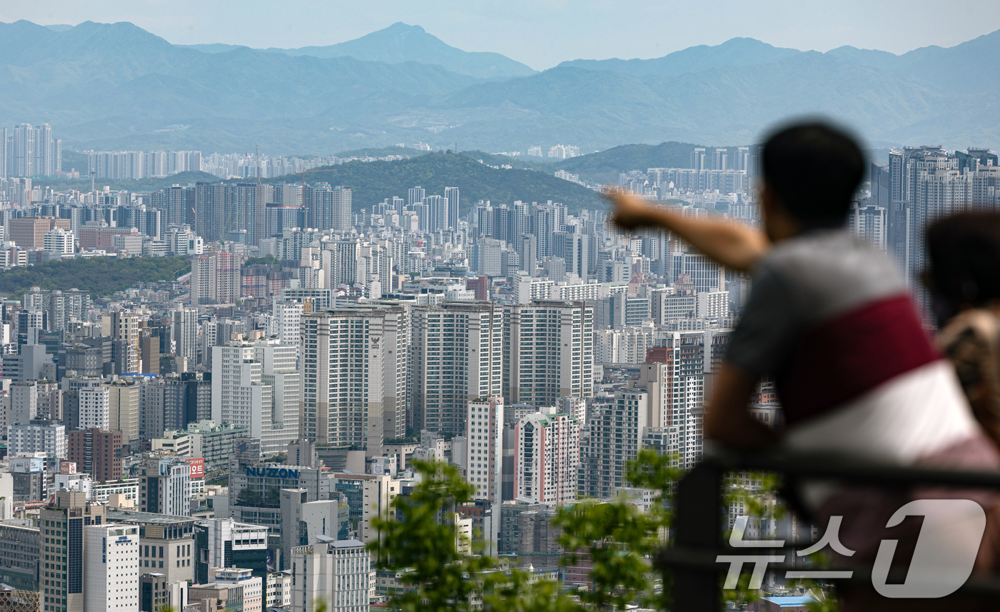 (서울=뉴스1) 이승배 기자 = 회복세를 보이던 서울 아파트 거래가 토지거래허가구역 확대·재지정 이후 다시 위축됐다. 여기에 조기 대선이라는 정치적 변수까지 겹치면서 시장의 관망세 …