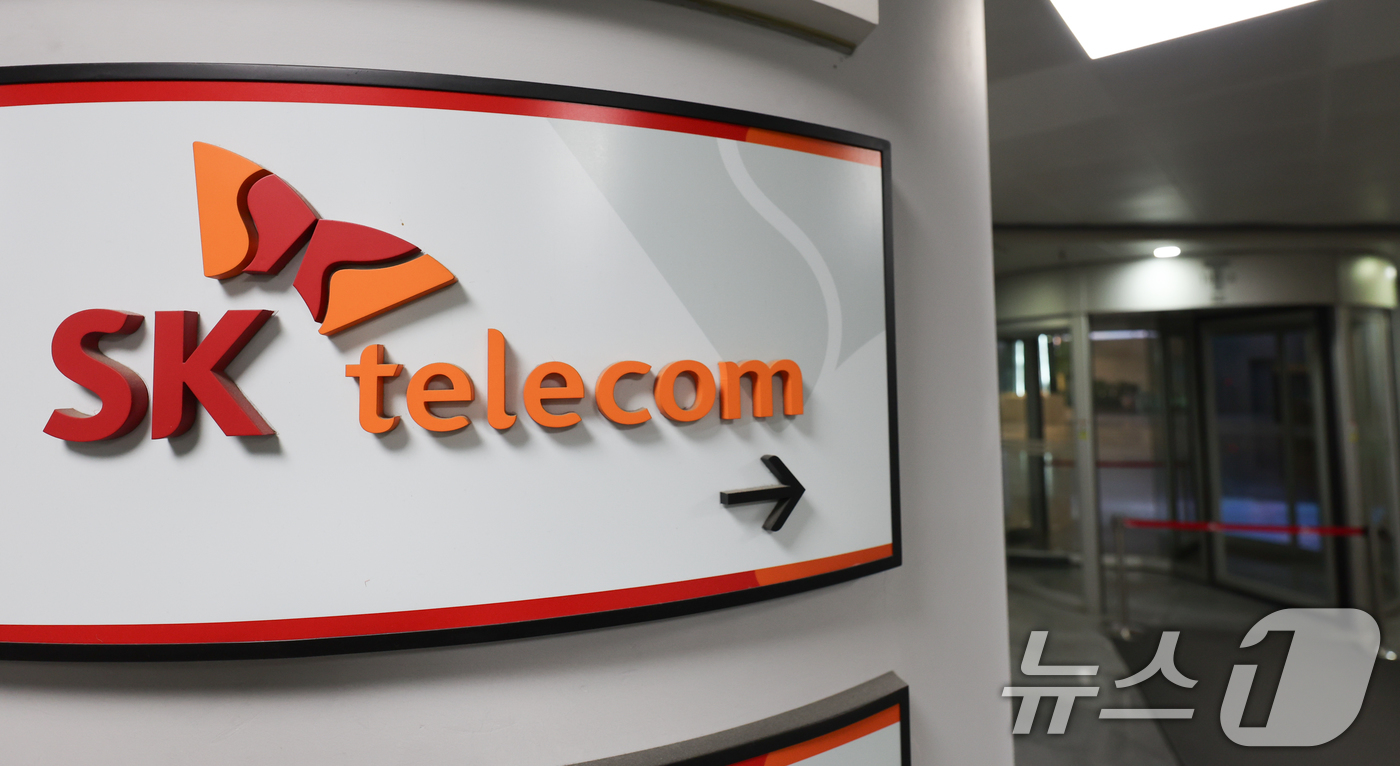 (서울=뉴스1) 허경 기자 = 방송통신위원회가 유심 해킹 사태에 대응하기 위해 SK텔레콤 대상 본인확인시스템 안전성 검증 점검에 나섰다.6일 정부에 따르면 방통위는 이날부터 오는 …