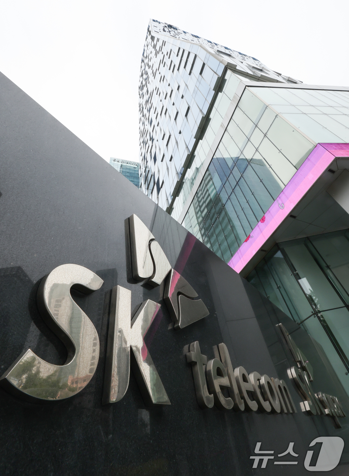 (서울=뉴스1) 허경 기자 = 방송통신위원회가 유심 해킹 사태에 대응하기 위해 SK텔레콤 대상 본인확인시스템 안전성 검증 점검에 나섰다.6일 정부에 따르면 방통위는 이날부터 오는 …