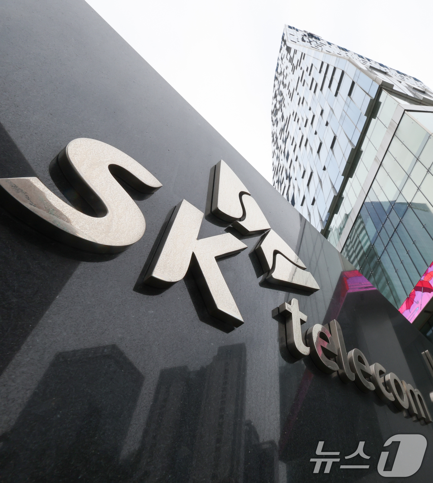 (서울=뉴스1) 허경 기자 = 방송통신위원회가 유심 해킹 사태에 대응하기 위해 SK텔레콤 대상 본인확인시스템 안전성 검증 점검에 나섰다.6일 정부에 따르면 방통위는 이날부터 오는 …