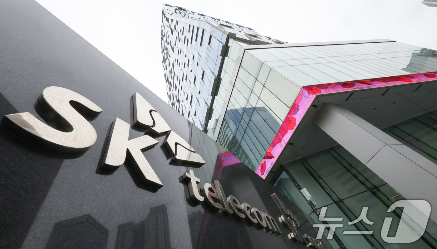 (서울=뉴스1) 허경 기자 = 방송통신위원회가 유심 해킹 사태에 대응하기 위해 SK텔레콤 대상 본인확인시스템 안전성 검증 점검에 나섰다.6일 정부에 따르면 방통위는 이날부터 오는 …