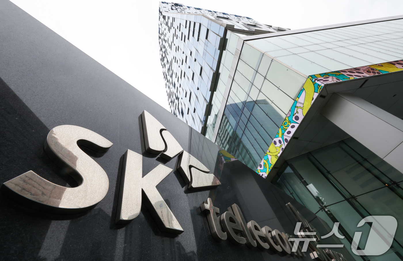 (서울=뉴스1) 허경 기자 = 방송통신위원회가 유심 해킹 사태에 대응하기 위해 SK텔레콤 대상 본인확인시스템 안전성 검증 점검에 나섰다.6일 정부에 따르면 방통위는 이날부터 오는 …