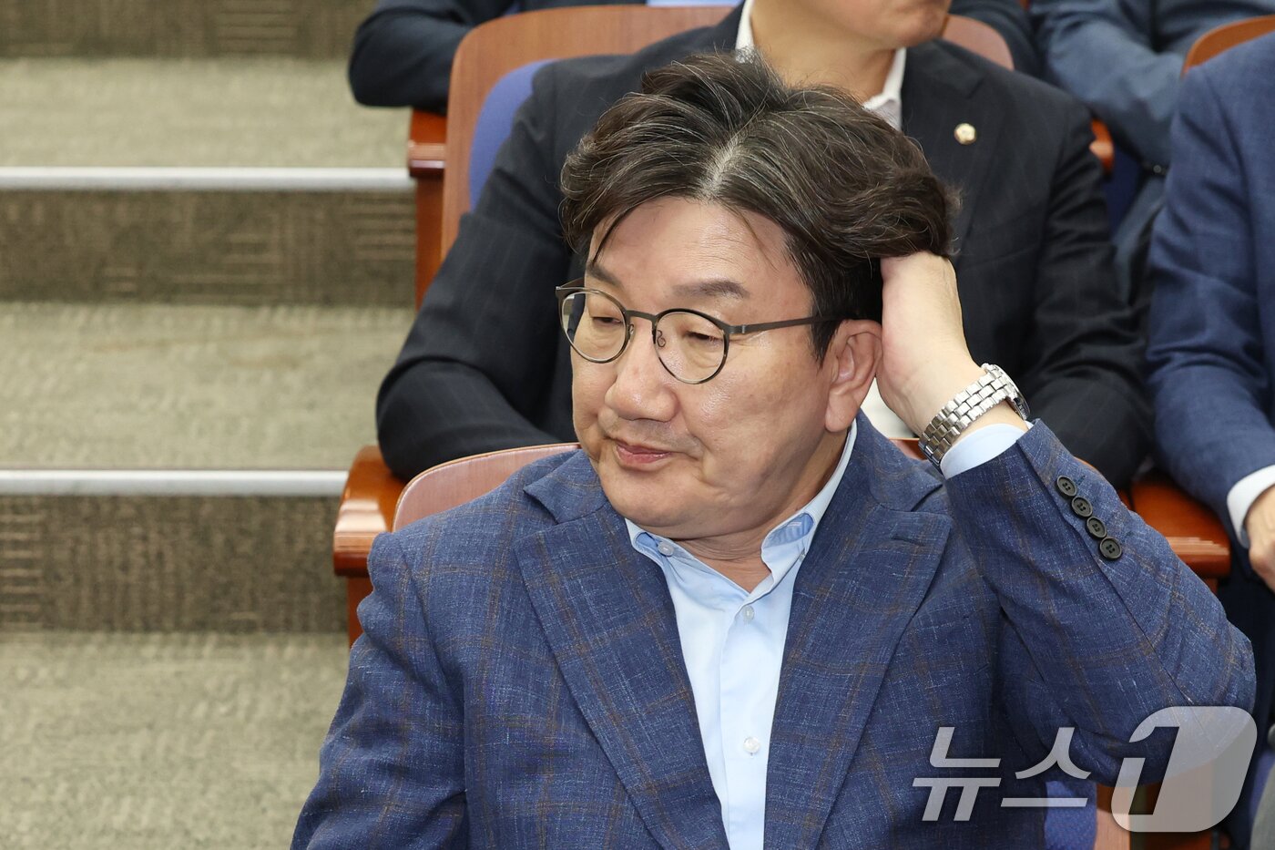 본문 이미지 - 권성동 국민의힘 원내대표가 6일 오후 서울 여의도 국회에서 열린 의원총회에 참석해 생각에 잠겨있다. 2025.5.6/뉴스1 ⓒ News1 이광호 기자