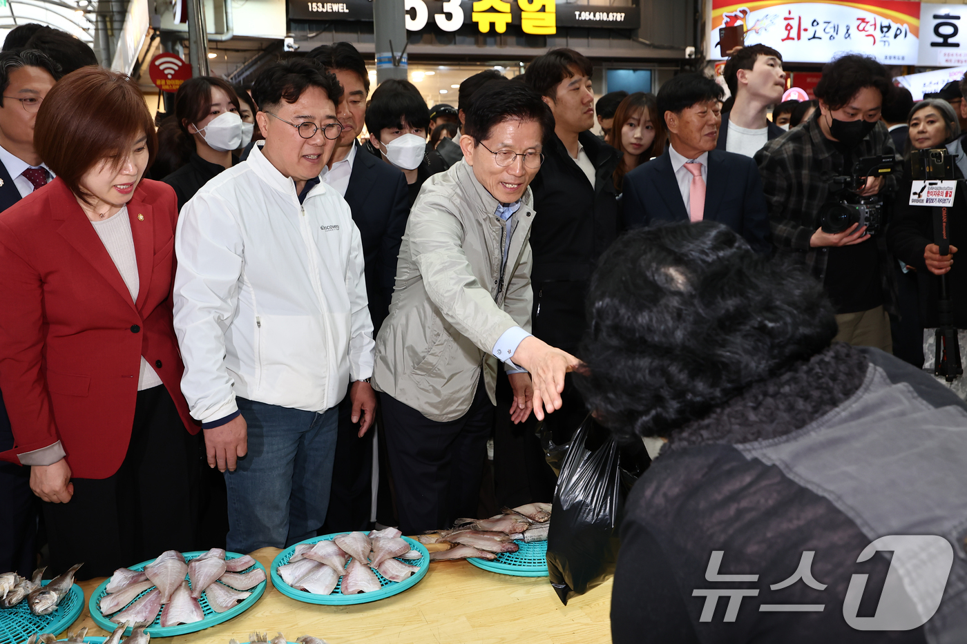 (포항=뉴스1) 김민지 기자 = 김문수 국민의힘 대통령 후보가 6일 경북 포항시 죽도시장에서 생선을 구매하고 있다. 2025.5.6/뉴스1