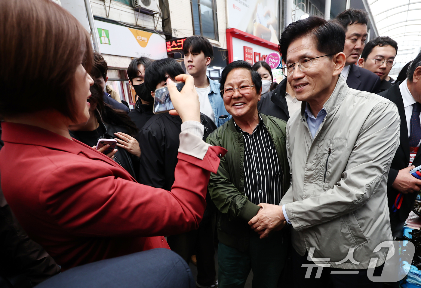 (포항=뉴스1) 김민지 기자 = 김문수 국민의힘 대통령 후보가 6일 경북 포항시 죽도시장에서 지지자와 사진을 찍고 있다. 2025.5.6/뉴스1
