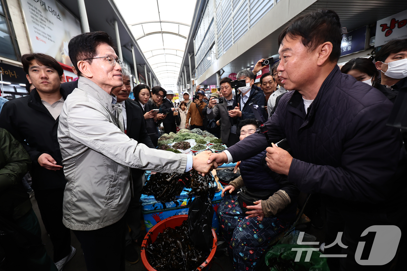 (포항=뉴스1) 김민지 기자 = 김문수 국민의힘 대통령 후보가 6일 경북 포항시 죽도시장에서 시민들과 인사하고 있다. 2025.5.6/뉴스1