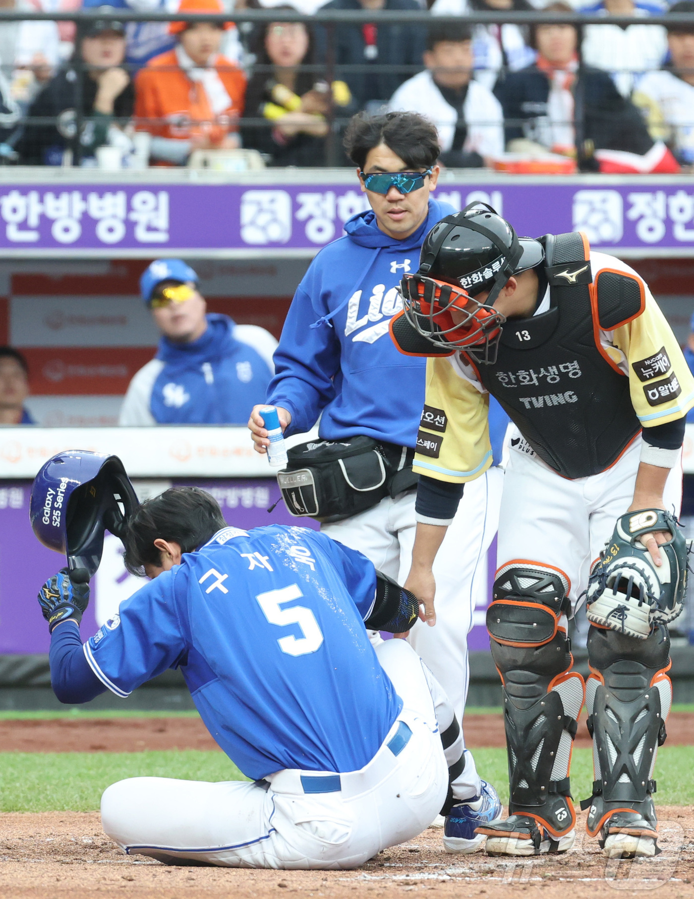 (대전=뉴스1) 김기남 기자 = 6일 대전 한화생명볼파크에서 열린 '2025 신한 SOL 뱅크 KBO리그' 프로야구 한화 이글스와 삼성라이온즈 경기에서 삼성 구자욱이 3회초 2사 …