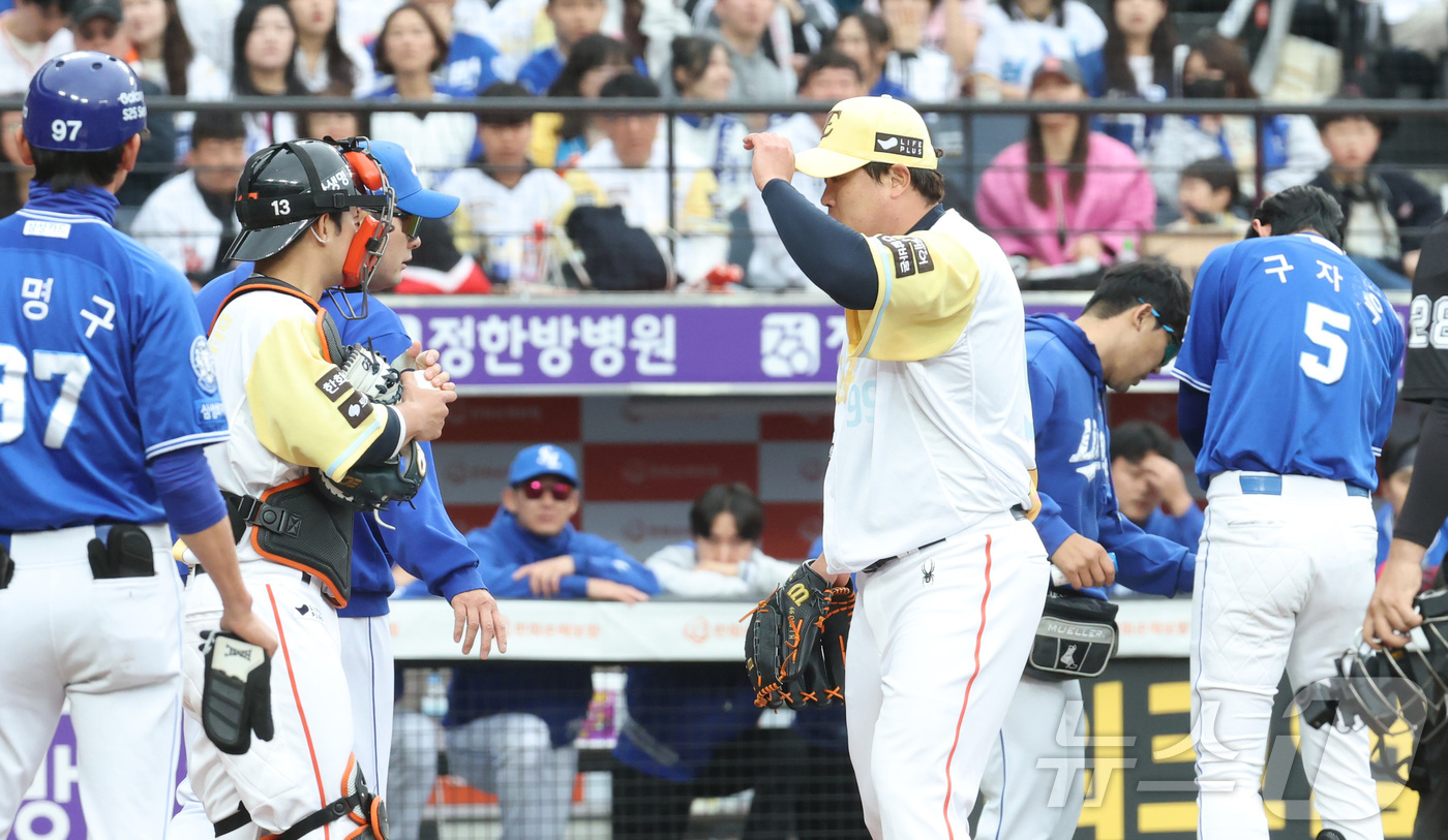 (대전=뉴스1) 김기남 기자 = 6일 대전 한화생명볼파크에서 열린 '2025 신한 SOL 뱅크 KBO리그' 프로야구 한화 이글스와 삼성라이온즈 경기에서  3회초 2사 한화 류현진이 …