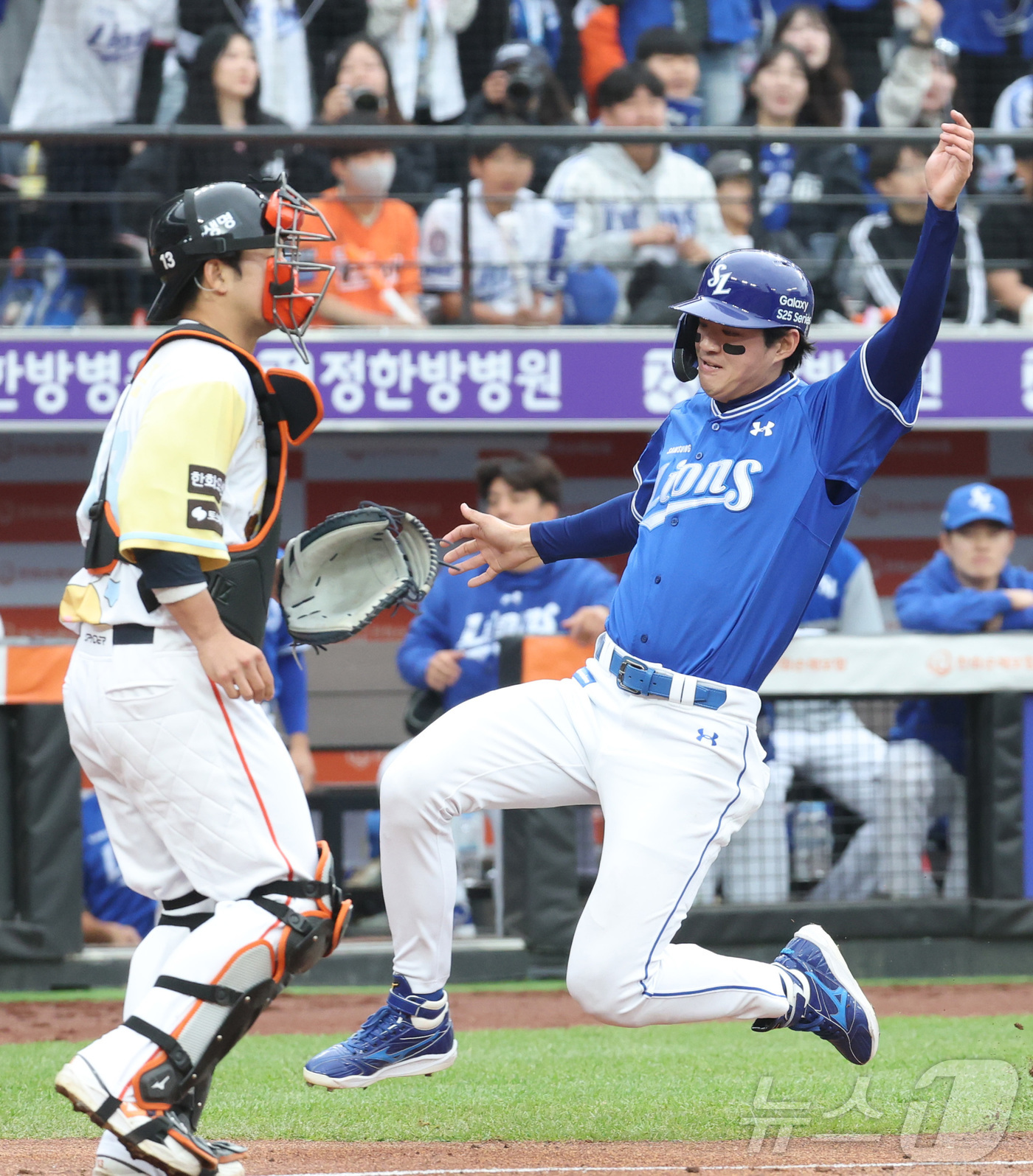 (대전=뉴스1) 김기남 기자 = 6일 대전 한화생명볼파크에서 열린 '2025 신한 SOL 뱅크 KBO리그' 프로야구 한화 이글스와 삼성라이온즈 경기에서 삼성 3회초 몸에 맞는 볼로 …