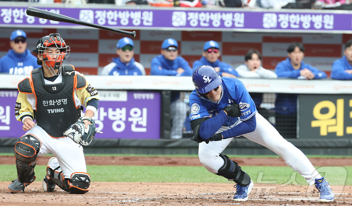 (대전=뉴스1) 김기남 기자 = 6일 대전 한화생명볼파크에서 열린 '2025 신한 SOL 뱅크 KBO리그' 프로야구 한화 이글스와 삼성라이온즈 경기에서 삼성 구자욱이 3회초 2사 …