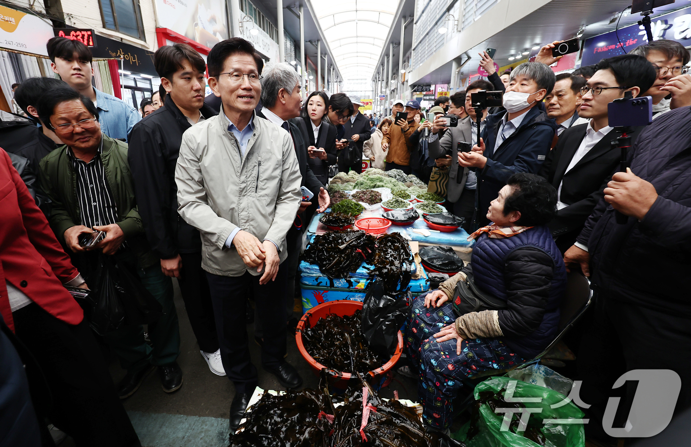 (포항=뉴스1) 김민지 기자 = 김문수 국민의힘 대통령 후보가 6일 경북 포항시 죽도시장을 찾아 둘러보고 있다. 2025.5.6/뉴스1