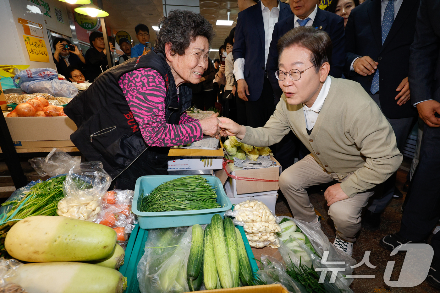 (옥천=뉴스1) 안은나 기자 = 이재명 더불어민주당 대통령 후보가 골목골목 경청투어 이틀차인 6일 오후 충북 옥천군 공설시장을 찾아 상인과 대화하고 있다. 2025.5.6/뉴스1