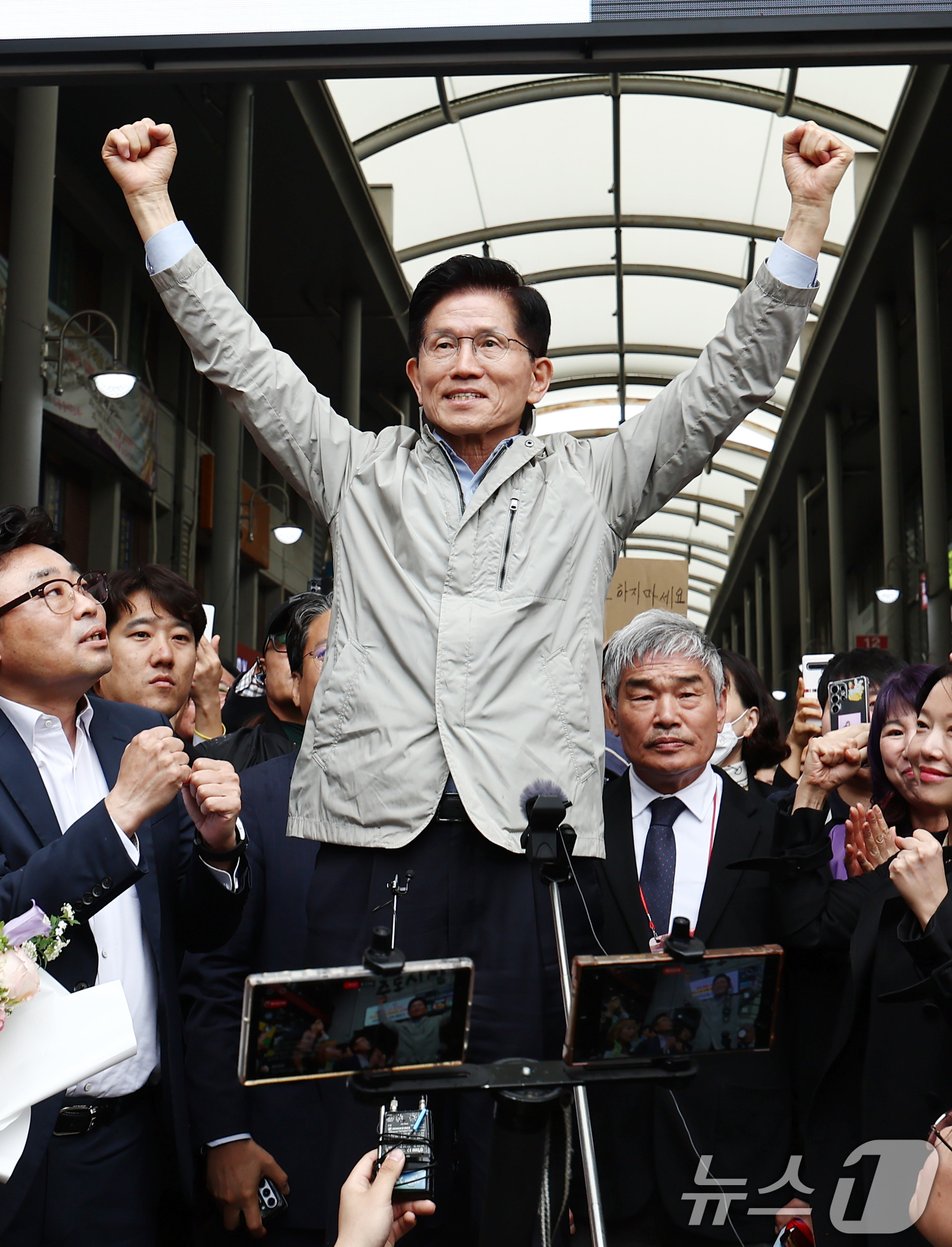 (포항=뉴스1) 김민지 기자 = 김문수 국민의힘 대통령 후보가 6일 경북 포항시 죽도시장을 찾아 시민들을 향해 인사하고 있다. 2025.5.6/뉴스1