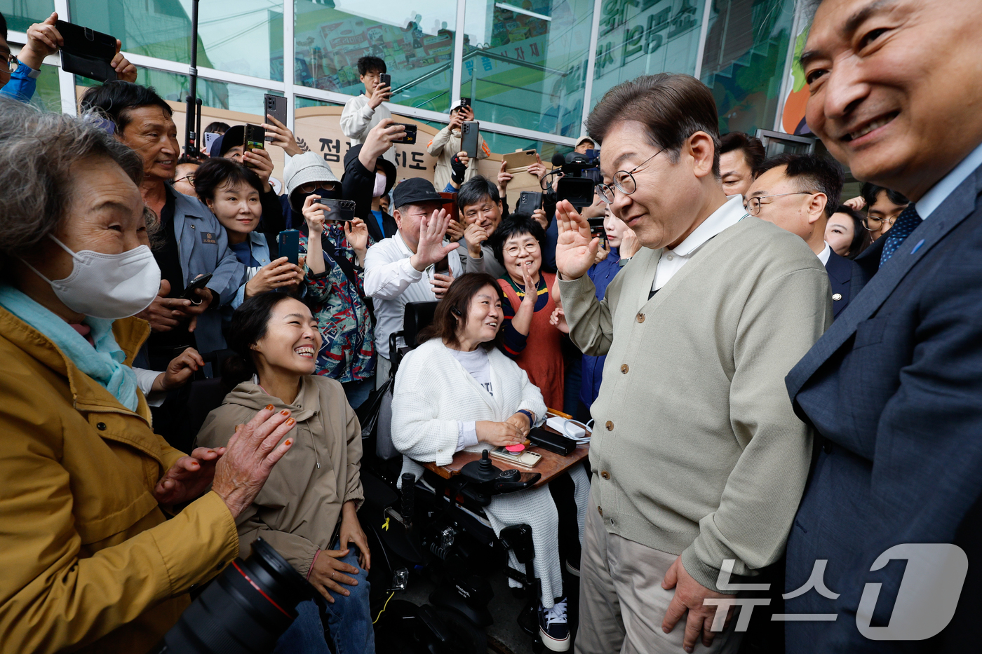 (옥천=뉴스1) 안은나 기자 = 이재명 더불어민주당 대통령 후보가 골목골목 경청투어 이틀차인 6일 오후 충북 옥천군 공설시장을 찾아 시민들에게 인사하고 있다. 2025.5.6/뉴스 …