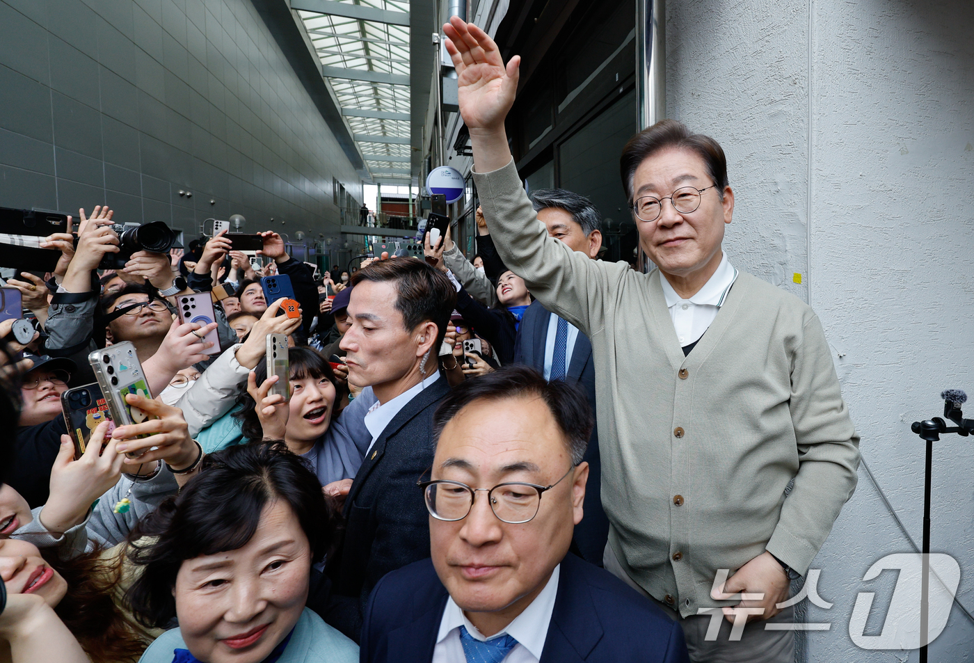 (옥천=뉴스1) 안은나 기자 = 이재명 더불어민주당 대통령 후보가 골목골목 경청투어 이틀차인 6일 오후 충북 옥천군 공설시장을 찾아 시민들에게 인사하고 있다. 2025.5.6/뉴스 …