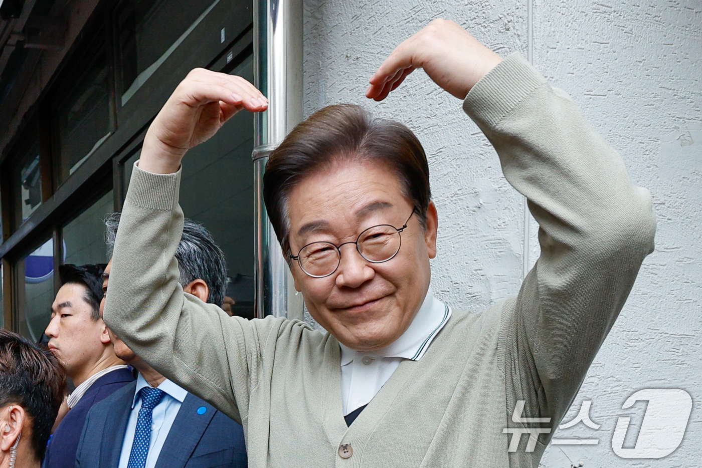 (옥천=뉴스1) 안은나 기자 = 이재명 더불어민주당 대통령 후보가 골목골목 경청투어 이틀차인 6일 오후 충북 옥천군 공설시장을 찾아 즉흥 연설 중 하트를 그리고 있다. 2025.5 …