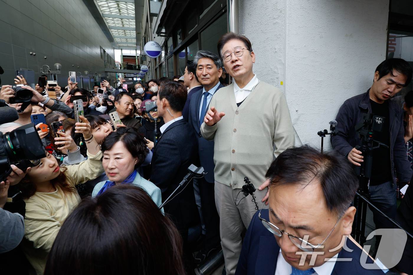 (옥천=뉴스1) 안은나 기자 = 이재명 더불어민주당 대통령 후보가 골목골목 경청투어 이틀차인 6일 오후 충북 옥천군 공설시장을 찾아 즉흥 연설하고 있다. 2025.5.6/뉴스1