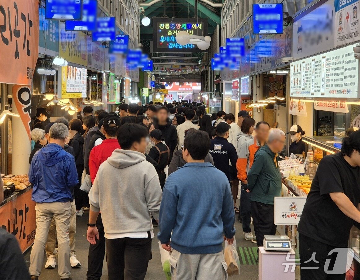 본문 이미지 - 5월 연휴 마지막날인 6일 강원 강릉 중앙·성남시장에 나들이객으로 가득하다.2025.5.6/뉴스1