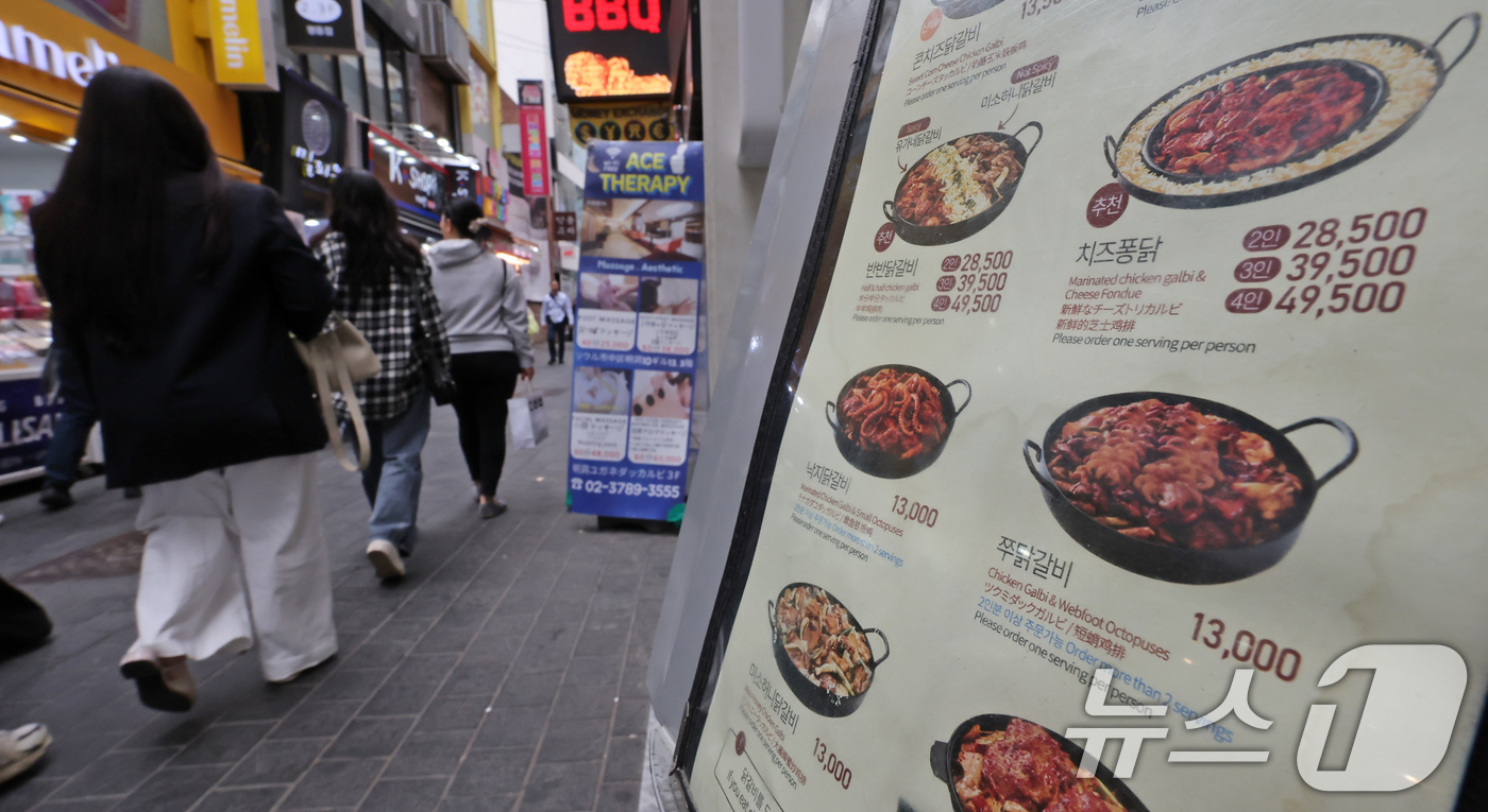 (서울=뉴스1) 장수영 기자 = 6일 서울 중구 명동거리에 위치한 식당에 가격표가 붙어 있다.통계청 소비자물가동향에 따르면 지난달 외식물가는 3.2% 상승해 13개월 만에 최대 상 …