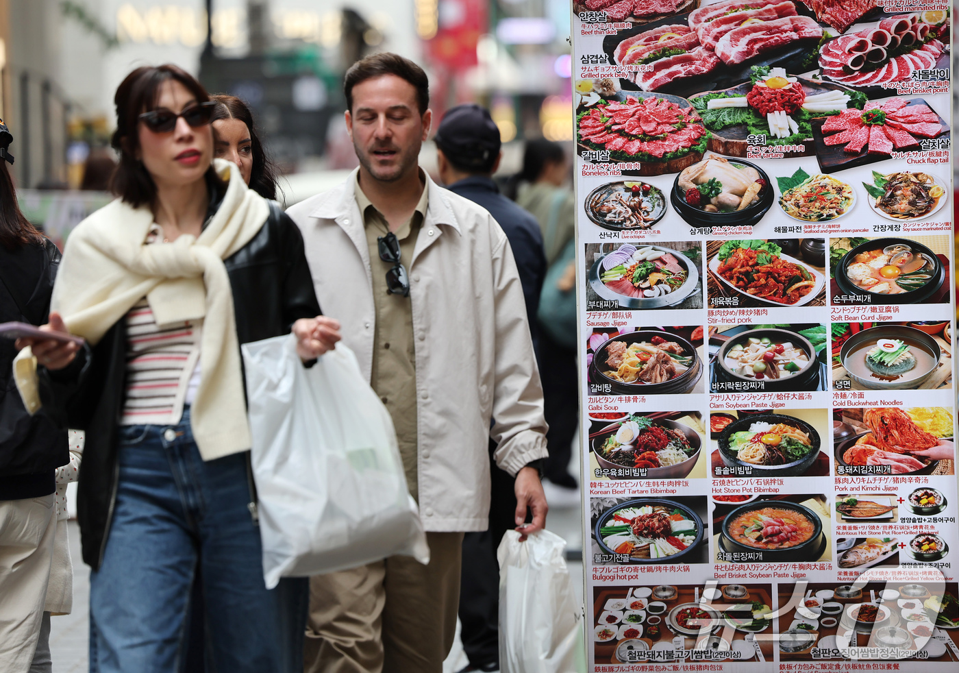 (서울=뉴스1) 장수영 기자 = 6일 서울 중구 명동거리에 위치한 식당에 가격표가 붙어 있다.통계청 소비자물가동향에 따르면 지난달 외식물가는 3.2% 상승해 13개월 만에 최대 상 …