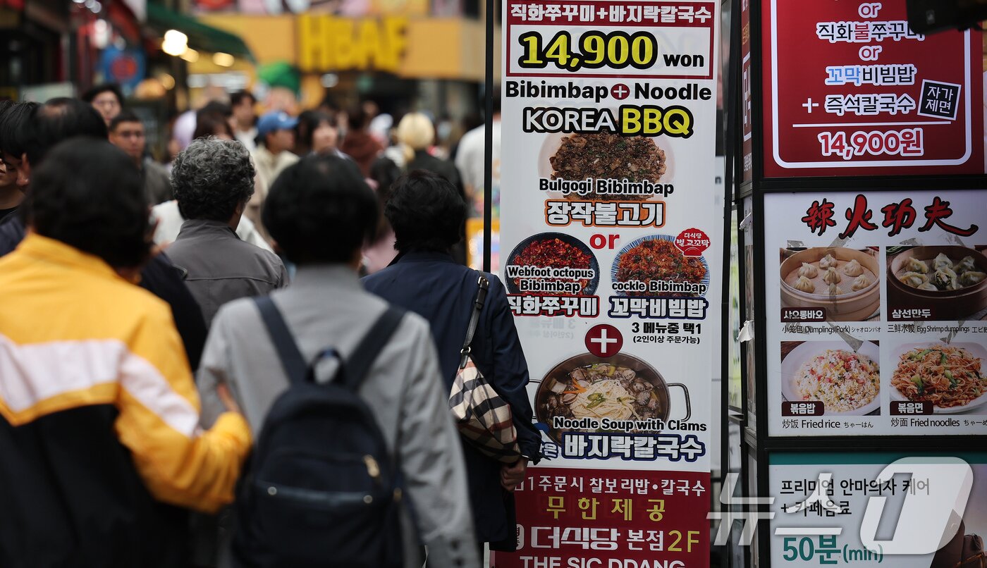 본문 이미지 - 서울 중구 명동거리에 위치한 식당에 가격표가 붙어 있다. /뉴스1 ⓒ News1 