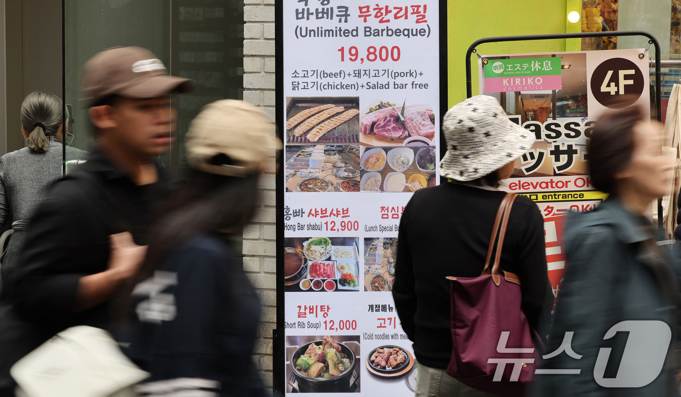 (서울=뉴스1) 장수영 기자 = 6일 서울 중구 명동거리에 위치한 식당에 가격표가 붙어 있다.통계청 소비자물가동향에 따르면 지난달 외식물가는 3.2% 상승해 13개월 만에 최대 상 …