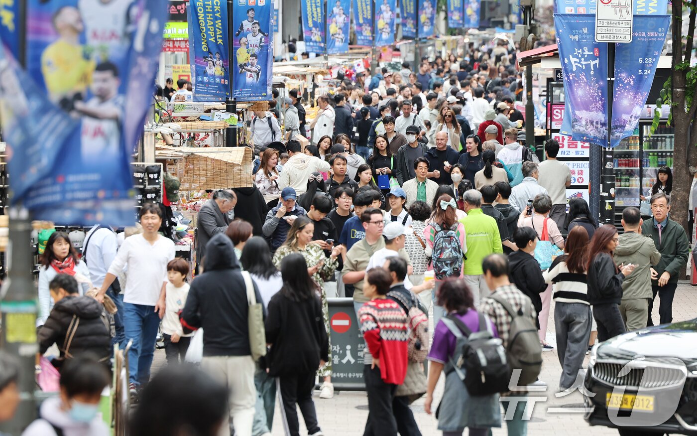 본문 이미지 - 어린이날 연휴 마지막날인 6일 오후 서울 중구 명동거리가 관광객들로 붐비고 있다. 2025.5.6/뉴스1 ⓒ News1 장수영 기자