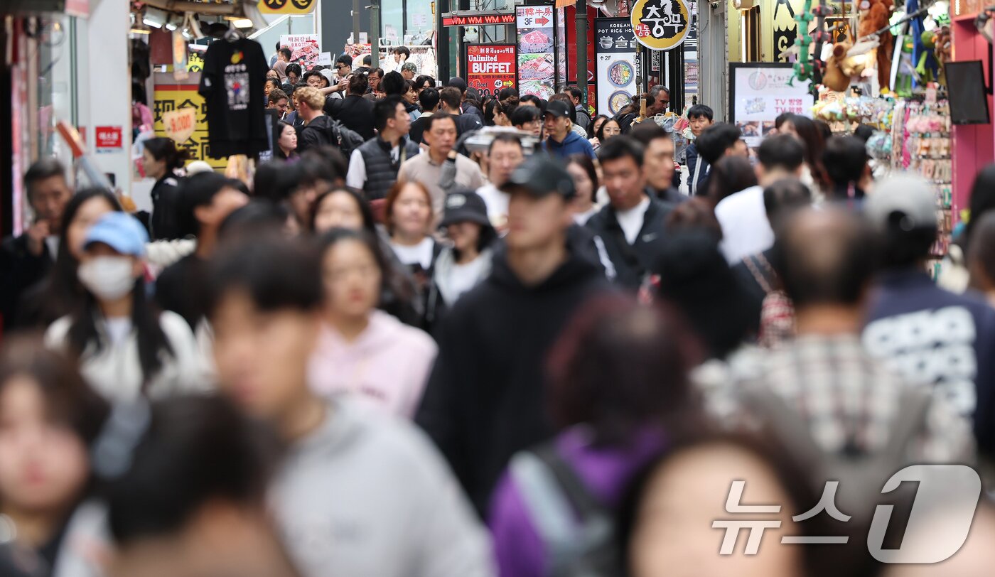 본문 이미지 - 어린이날 연휴 마지막날인 6일 오후 서울 중구 명동거리가 관광객들로 붐비고 있다. 2025.5.6/뉴스1 ⓒ News1 장수영 기자