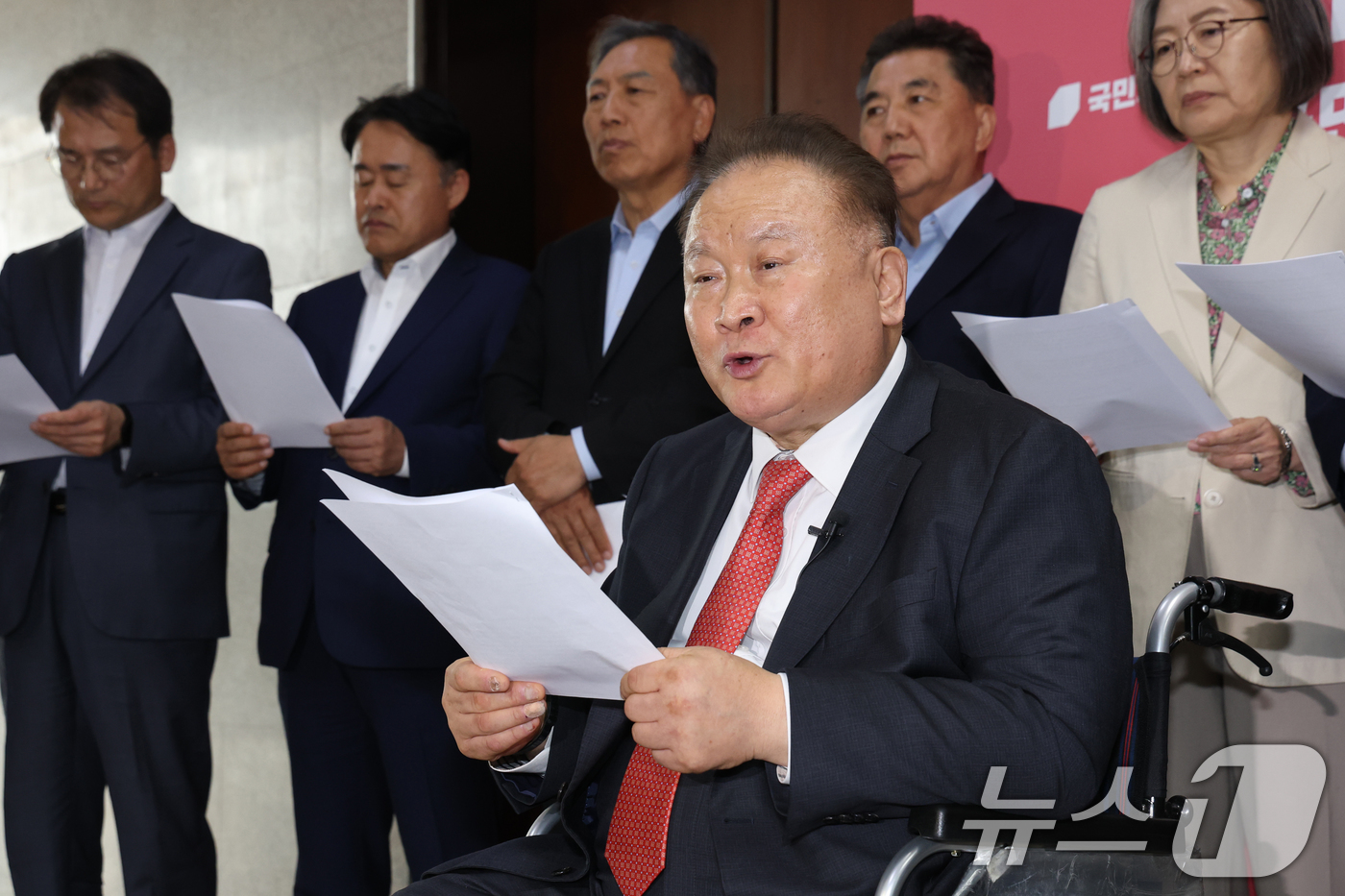 (서울=뉴스1) 이광호 기자 = 이상민 국민의힘 대전 유성을 당협위원장을 비롯한 원외 당협위원장들이 6일 오후 서울 여의도 국회에서 김문수 대통령 후보와 한덕수 무소속 예비후보의 …