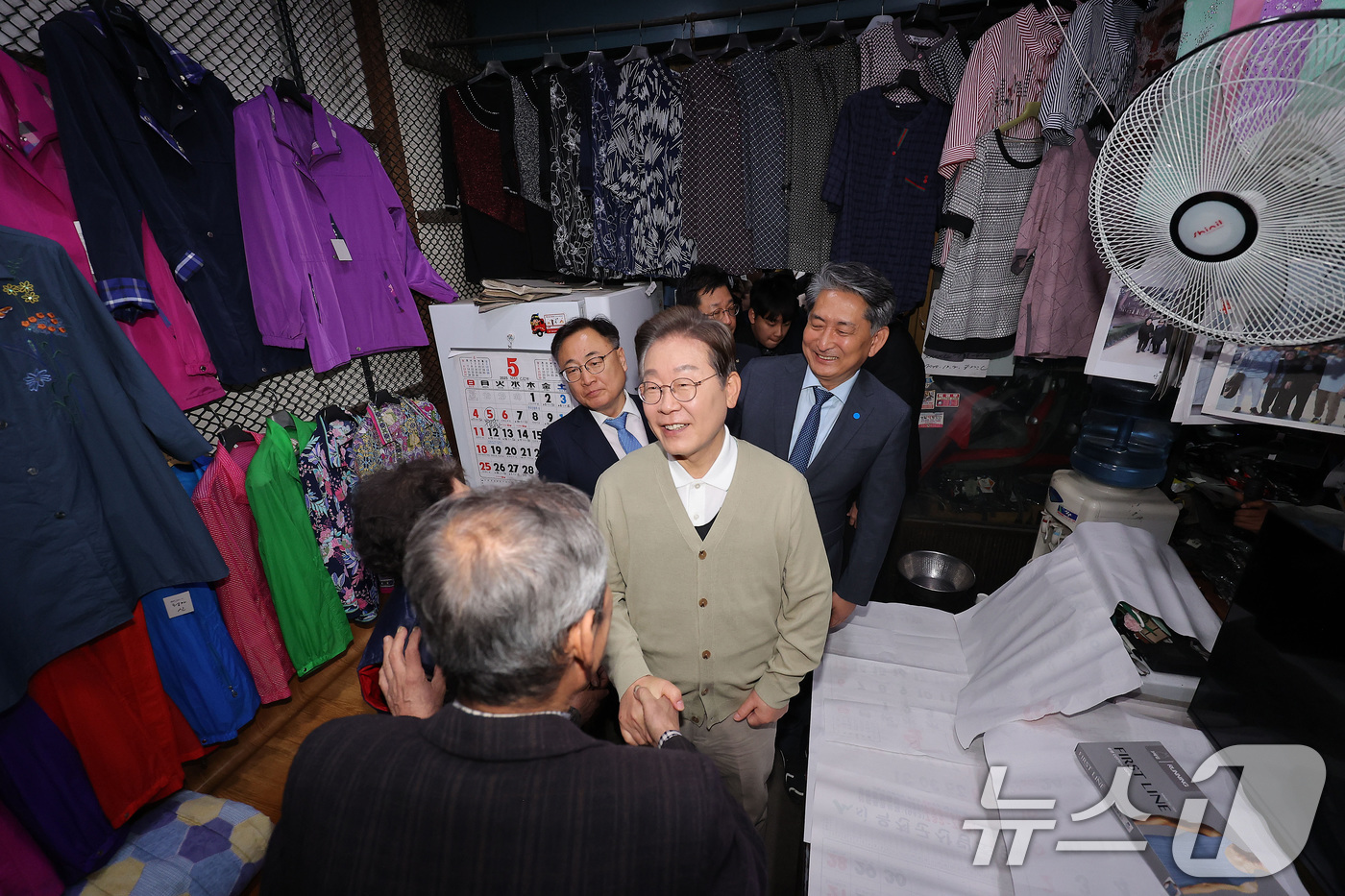 (옥천=뉴스1) 안은나 기자 = 이재명 더불어민주당 대통령 후보가 '골목골목 경청투어' : 국토종주편'에 나선 6일 충북 옥천군 옥천공설시장의 '국민보도연맹' 사건 피해자의 유가족 …