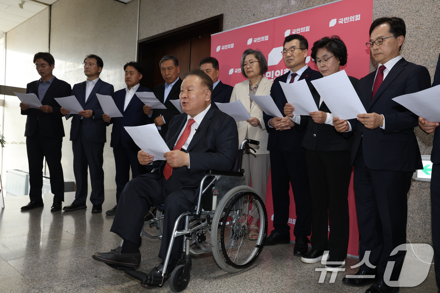 (서울=뉴스1) 이광호 기자 = 이상민 국민의힘 대전 유성을 당협위원장을 비롯한 원외 당협위원장들이 6일 오후 서울 여의도 국회에서 김문수 대통령 후보와 한덕수 무소속 예비후보의 …
