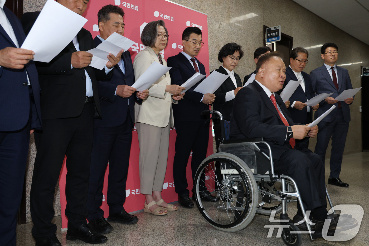 (서울=뉴스1) 이광호 기자 = 이상민 국민의힘 대전 유성을 당협위원장을 비롯한 원외 당협위원장들이 6일 오후 서울 여의도 국회에서 김문수 대통령 후보와 한덕수 무소속 예비후보의 …