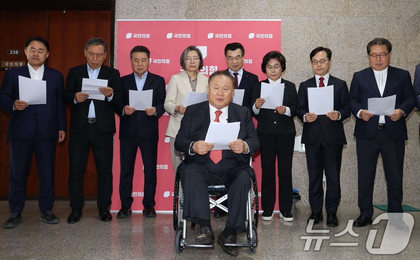 (서울=뉴스1) 이광호 기자 = 이상민 국민의힘 대전 유성을 당협위원장을 비롯한 원외 당협위원장들이 6일 오후 서울 여의도 국회에서 김문수 대통령 후보와 한덕수 무소속 예비후보의 …
