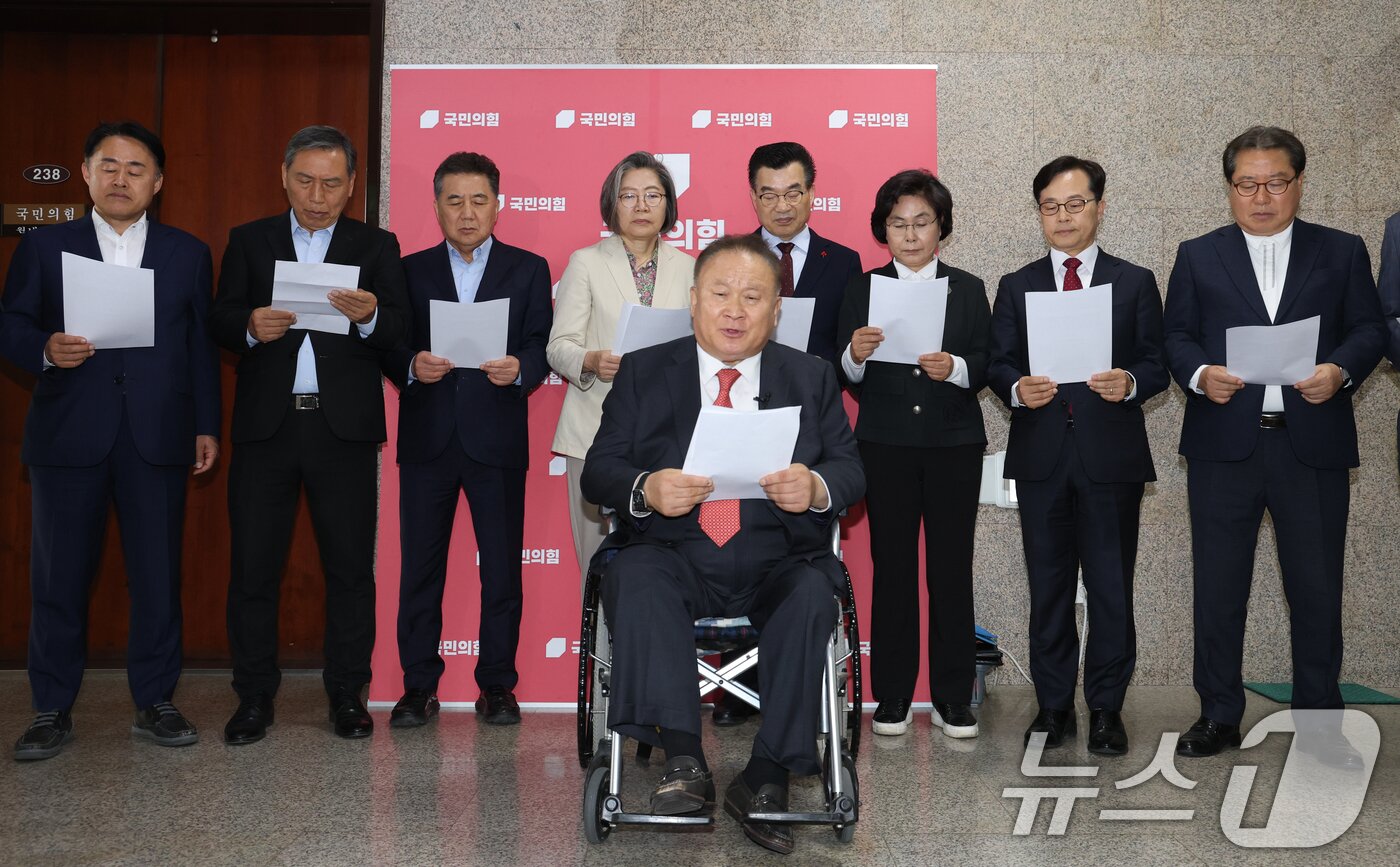 본문 이미지 - 이상민 국민의힘 대전 유성을 당협위원장을 비롯한 원외 당협위원장들이 6일 오후 서울 여의도 국회에서 김문수 대통령 후보와 한덕수 무소속 예비후보의 단일화를 촉구하고 있다. 2025.5.6/뉴스1 ⓒ News1 이광호 기자