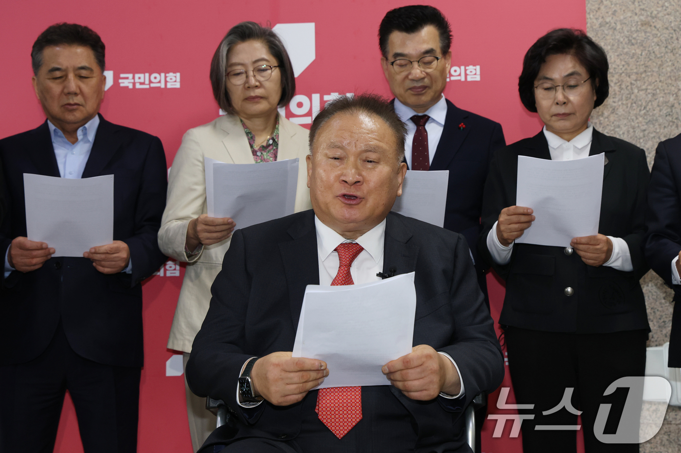 (서울=뉴스1) 이광호 기자 = 이상민 국민의힘 대전 유성을 당협위원장을 비롯한 원외 당협위원장들이 6일 오후 서울 여의도 국회에서 김문수 대통령 후보와 한덕수 무소속 예비후보의 …