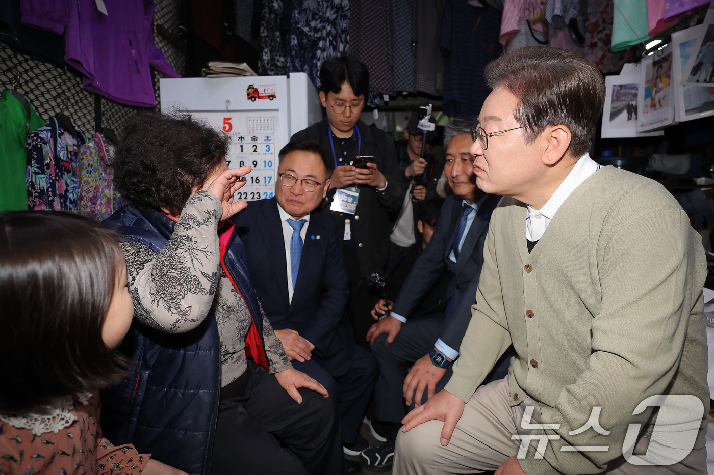 (옥천=뉴스1) 안은나 기자 = 이재명 더불어민주당 대통령 후보가 '골목골목 경청투어' : 국토종주편'에 나선 6일 충북 옥천군 옥천공설시장의 '국민보도연맹' 사건 피해자의 유가족 …