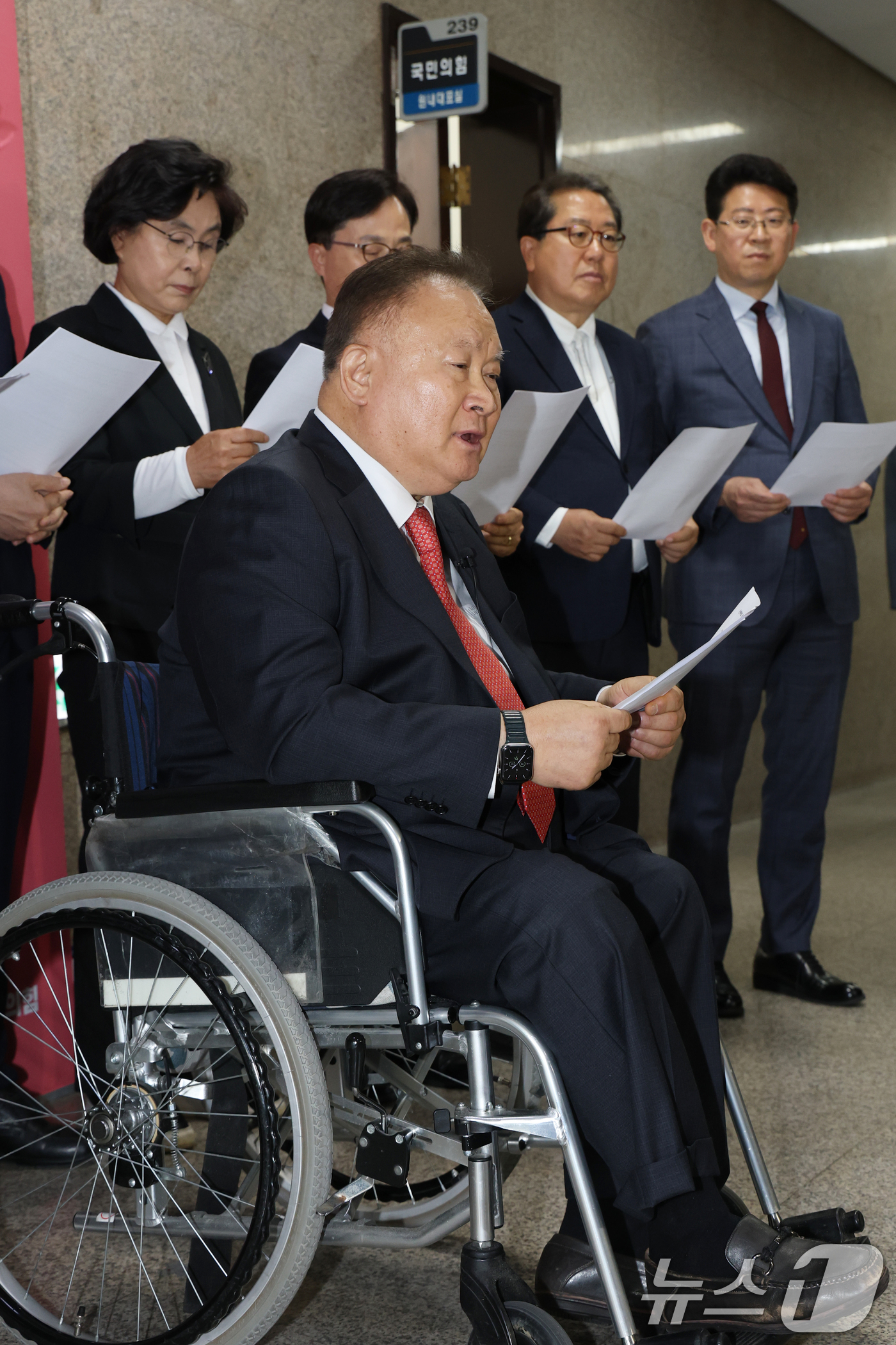 (서울=뉴스1) 이광호 기자 = 이상민 국민의힘 대전 유성을 당협위원장을 비롯한 원외 당협위원장들이 6일 오후 서울 여의도 국회에서 김문수 대통령 후보와 한덕수 무소속 예비후보의 …