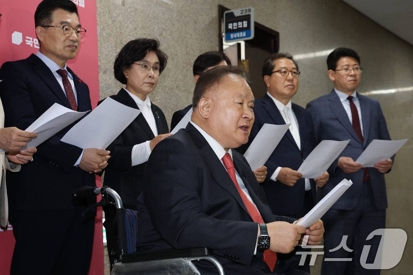 (서울=뉴스1) 이광호 기자 = 이상민 국민의힘 대전 유성을 당협위원장을 비롯한 원외 당협위원장들이 6일 오후 서울 여의도 국회에서 김문수 대통령 후보와 한덕수 무소속 예비후보의 …