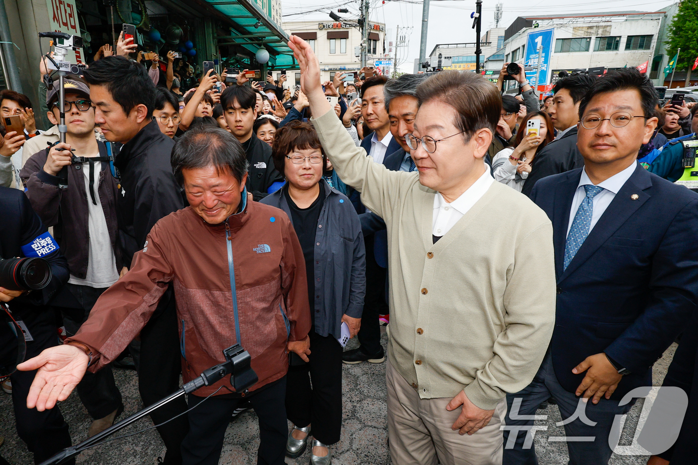 (옥천=뉴스1) 안은나 기자 = 이재명 더불어민주당 대통령 후보가 골목골목 경청투어 이틀차인 6일 오후 충북 옥천군 공설시장을 찾아 인사하고 있다. 2025.5.6/뉴스1