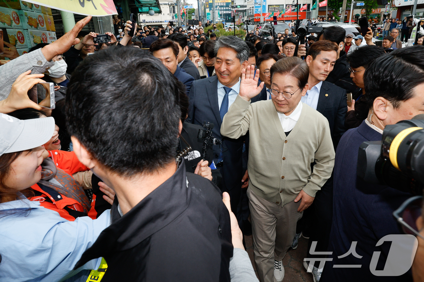 (옥천=뉴스1) 안은나 기자 = 이재명 더불어민주당 대통령 후보가 골목골목 경청투어 이틀차인 6일 오후 충북 옥천군 공설시장을 찾아 인사하고 있다. 2025.5.6/뉴스1