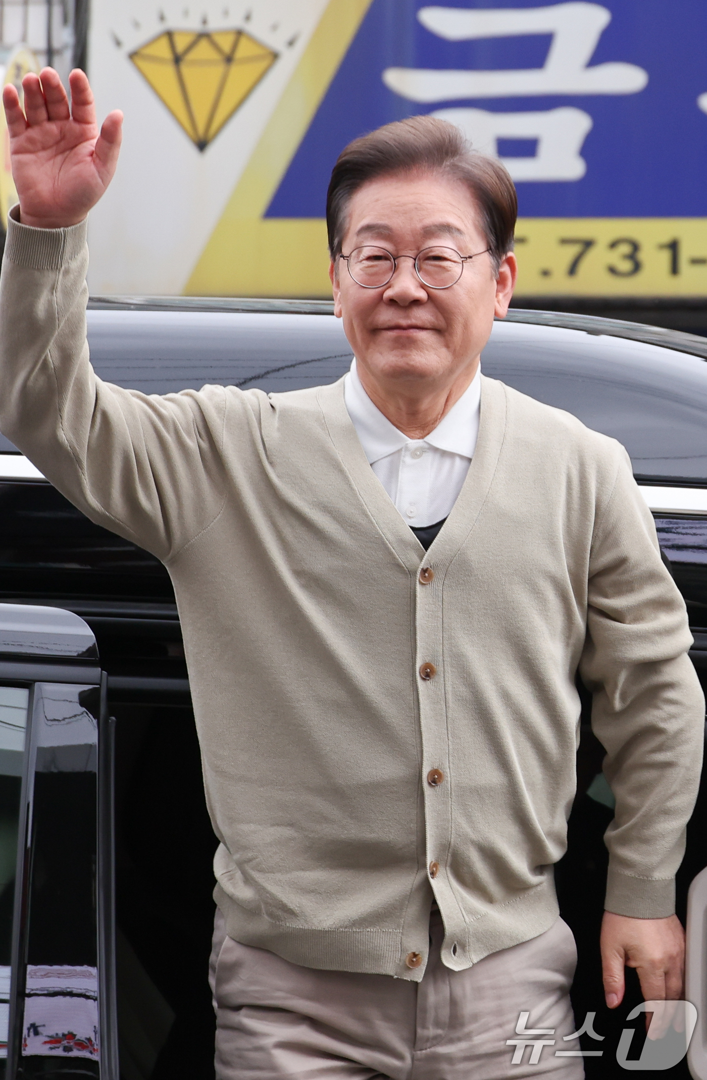 (옥천=뉴스1) 안은나 기자 = 이재명 더불어민주당 대통령 후보가 골목골목 경청투어 이틀차인 6일 오후 충북 옥천군 공설시장에 도착해 인사하고 있다. 2025.5.6/뉴스1