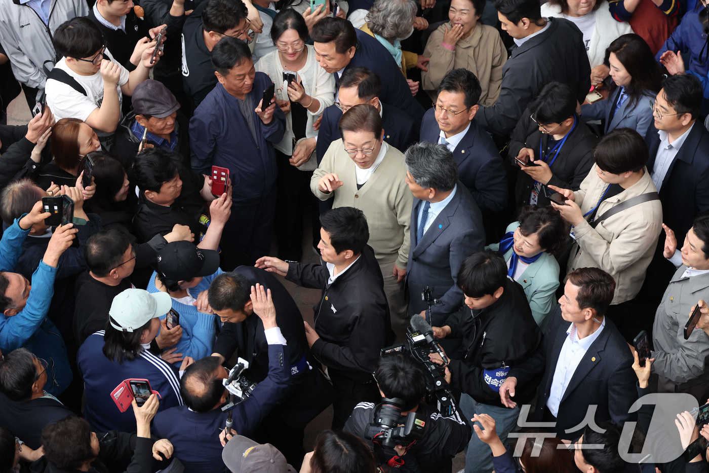 (옥천=뉴스1) 안은나 기자 = 이재명 더불어민주당 대통령 후보가 골목골목 경청투어 이틀차인 6일 오후 충북 옥천군 공설시장을 찾아 인사하고 있다. (공동취재) 2025.5.6/뉴 …