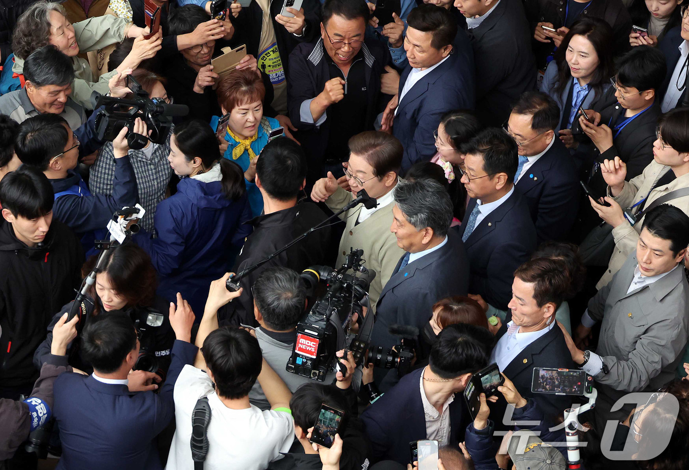 (옥천=뉴스1) 안은나 기자 = 이재명 더불어민주당 대통령 후보가 골목골목 경청투어 이틀차인 6일 오후 충북 옥천군 공설시장을 찾아 인사하고 있다. (공동취재) 2025.5.6/뉴 …