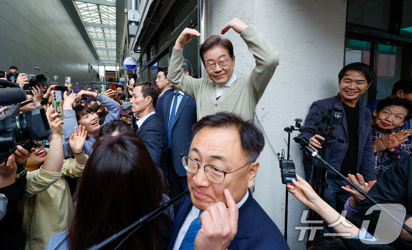 (옥천=뉴스1) 안은나 기자 = 이재명 더불어민주당 대통령 후보가 골목골목 경청투어 이틀차인 6일 오후 충북 옥천군 공설시장을 찾아 즉흥 연설 중 하트를 그리고 있다. 2025.5 …