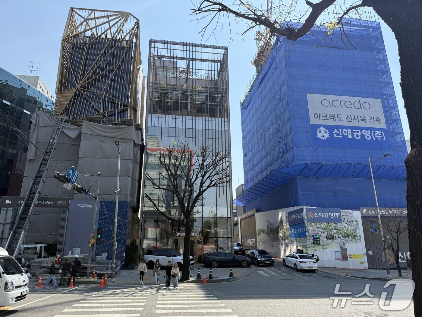 본문 이미지 - 서울 청담동 명품거리에 럭셔리 브랜드들이 잇따라 매장 개점을 위한 공사에 한창이다.ⓒ 뉴스1/김진희 기자.