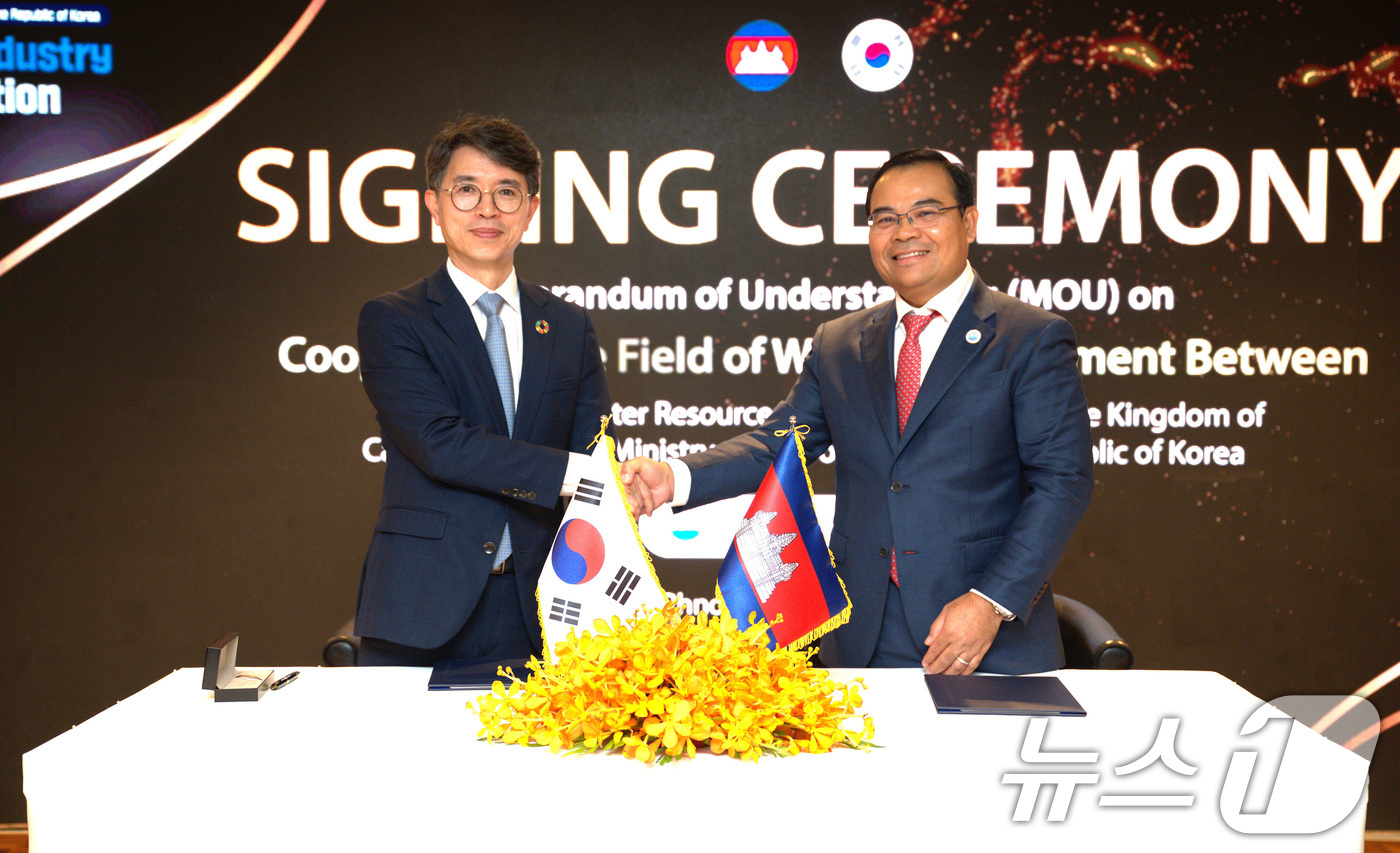 (옥천=뉴스1) = 김완섭 환경부 장관과 캄보디아 수자원기상부 토르 체타 장관이 6일 캄보디아 프놈펜 햐얏트 리젠시 호텔에서 기후위기 대응을 위한 물관리 인프라 구축과 디지털 기술 …